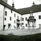 Brunnsöverbyggnad från år 1578. Renässansborggård.