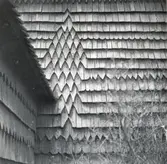 Spånbeklädnad på Djursdala kyrka. Västra gaveln till höger om vapenhuset.