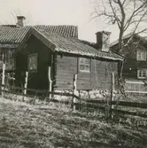 Bostadshus och komplementbyggnad i Hagnebo.