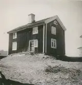 En tvåvåningsenkelstuga i Ljusås.