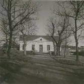 Tingshuset från boställets allé.