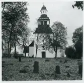 Kyrkan och kyrkogården i Södra Vi. Uppfördes mellan 1755-1764.