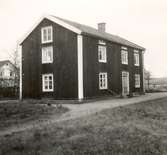 Ett bostadshus i Vi.

Foto: M. Hofrén 1948.