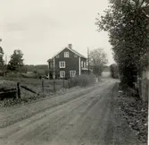 En grusväg och en bostad i Skillingarum.