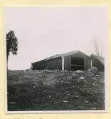 En ekonomibyggnad med bastu där man har linberedning.