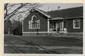 Njutemåla skola. Ett stort detaljrikt fönster i fasaden bredvid verandan.