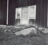 En dörr med fönster på en lada i Mjödehult.