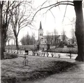 Kyrkan och kyrkogården i Västra Ed.