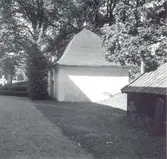 Ett gravkor med hjälmtak på kyrkogården till Döderhult kyrka. Rudbecks på Elvehult gravkor.