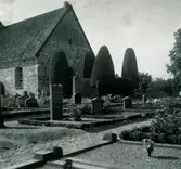 Blekhemska graven vid korväggen på Törnsfalls kyrkogård.