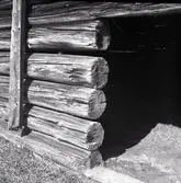 Ängslada, fyra kilometer öster om Mörlunda, strax öster om järnvägen.