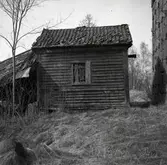 Exteriör av liten träbyggnad, tillhörande masugnen i Hagelsrum.