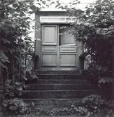 En dörr till en byggnad i Träknivsmåla.