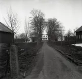 Huvudbyggnaden med flyglar.