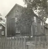 Ett bostadshus med träfasad.