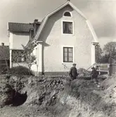 Ett bostadshus med frontespis och mansardtak i kvarteret Hagtornet, 2-3.