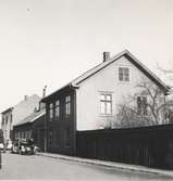 Strandgatan i Kalmar innan husen revs för de statliga förvaltningsbyggnaderna.