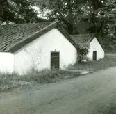 Två källare med putsad fasad.