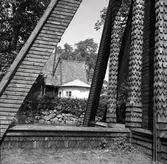 Detalj av klockstapelns sockel.