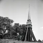 En klockstapel till Pelarne kyrka.
