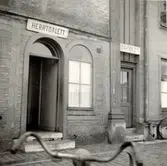 En herrtoalett och en damtoalett på Västra Sjögatan.