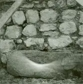 En grundmur till Hagby kyrka.