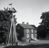 Hembygdsmuseet med klockstapel i förgrunden.