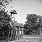 Hembygdsmuseet med klockstapel i förgrunden.