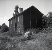 Ett bostadshus i skiftesverk på Älö.