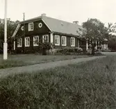 Prästgården i Odensvi. Exteriör sett snett från sidan.