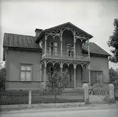 Hus med snickarglädje.