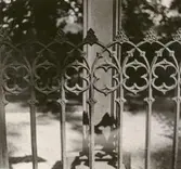 Smidda järngrindar vid Arby kyrka.