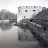 Vallgraven och en av Kalmar slotts postejer sedd från slottsvallen