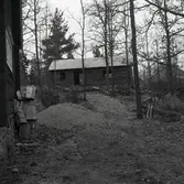 Krokhultstugan under uppförande från sydöst.