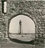 Kapelluddens fyr sedd genom S:a Britas kapell