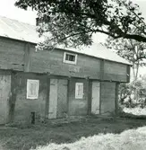 Loftbod med falsat plåttak.