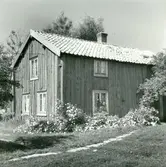 Äldre bostadshus, av placeringen på övervåningens förnster att döma förhöjd.