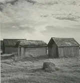 Sjöbodar i Källa hamn.