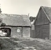 Ekonomibyggnad med portlider i Norrby.