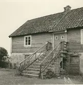 Ödegården i Gillberga. Trappa till vänstra byggningen. Bostadstyp med hög källarvåning.