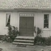 Entrén, till ett bostadshus i Lilla Frö.