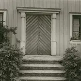 Dörren till mangårdsbyggnaden på fastigheten Norra Runsten 3:3.