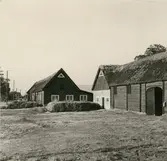 Ladugårdslängorna invid bygatan i Lerkaka.