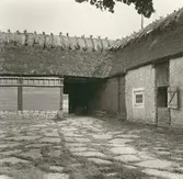 Gunnar Anderssons gård. Sydöstra hörnet av ladugården och portskjulet.