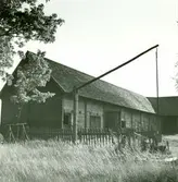 Brunn med brunnsvipp vid en ladugård i Fagerum.