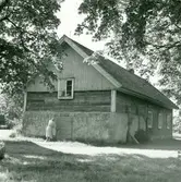 Bostadshus med källare i Sjöstorp.