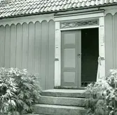 Dörromfattning med pilastrar till en bostad i Enerum.