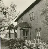 Södra flygelbyggnaden. På ena gaveln gallerfönster. Ägare 1958 Edvin Andersson.