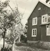 Nordvästra gaveln av boningshuset. Till höger köksförstuga. Ägare 1958 Edvin Andersson.