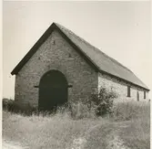 Ladugården öster om kyrkan.